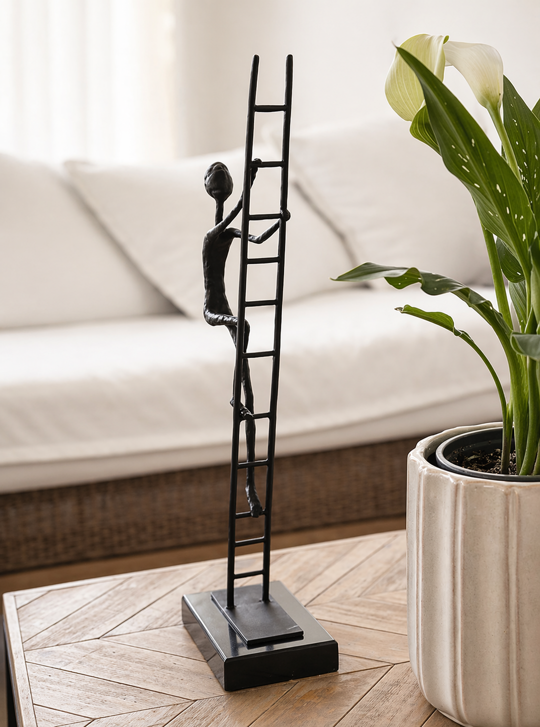 Escultura Hombre en la Escalera 18x10x53