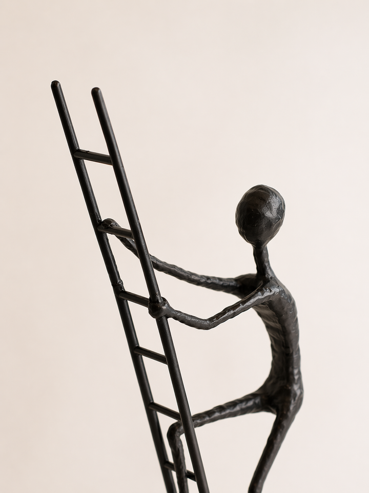 Escultura Hombre en la Escalera 18x10x53