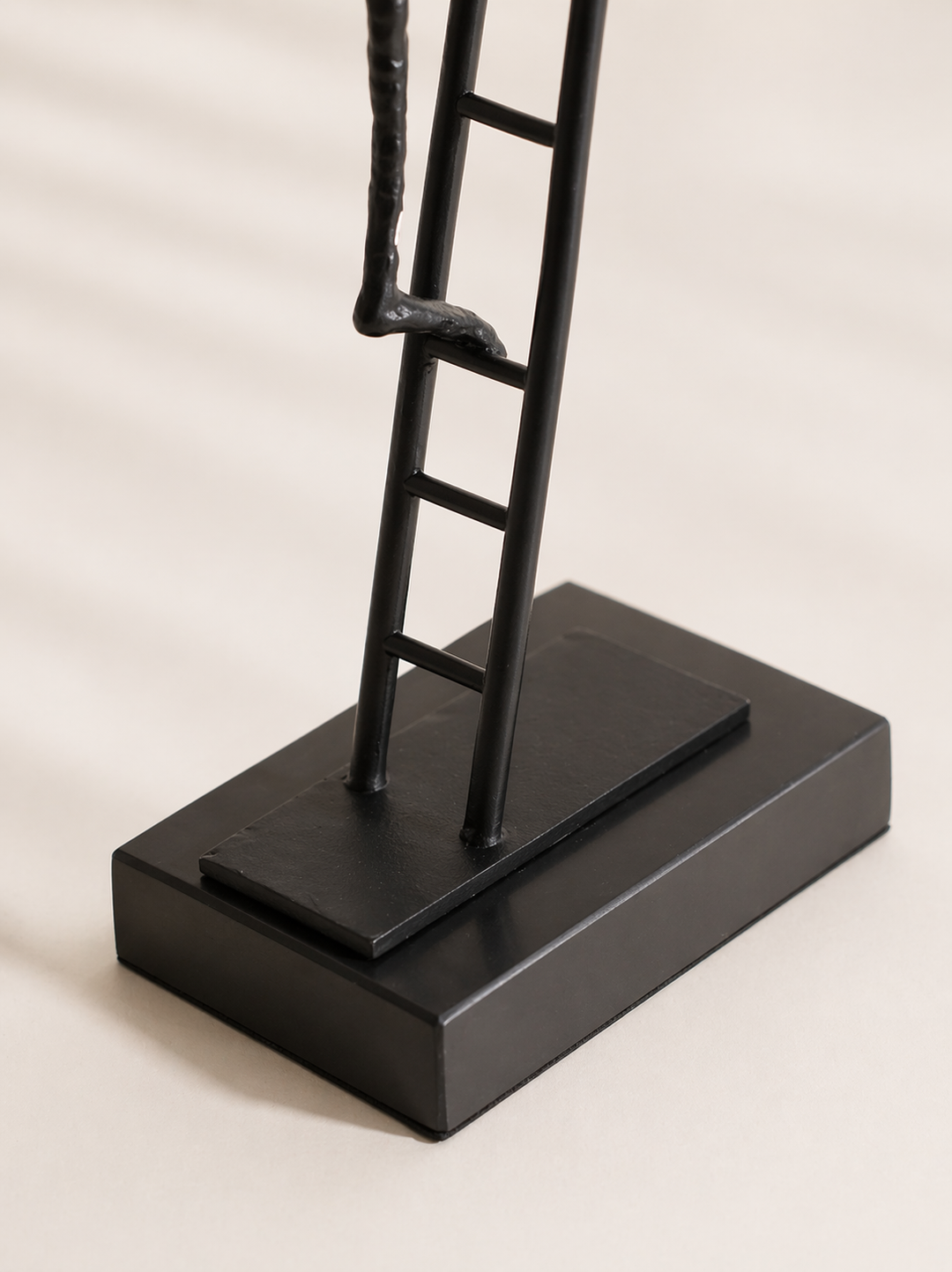 Escultura Hombre en la Escalera 18x10x53