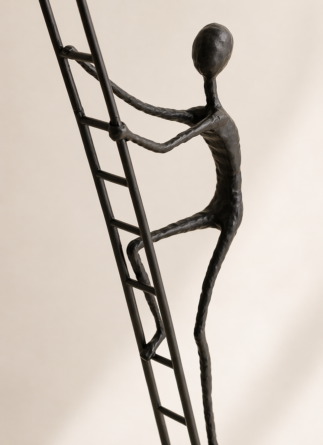 Escultura Hombre en la Escalera 18x10x53