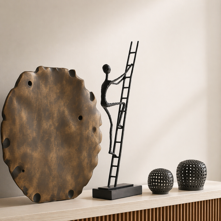 Escultura Hombre en la Escalera 18x10x53