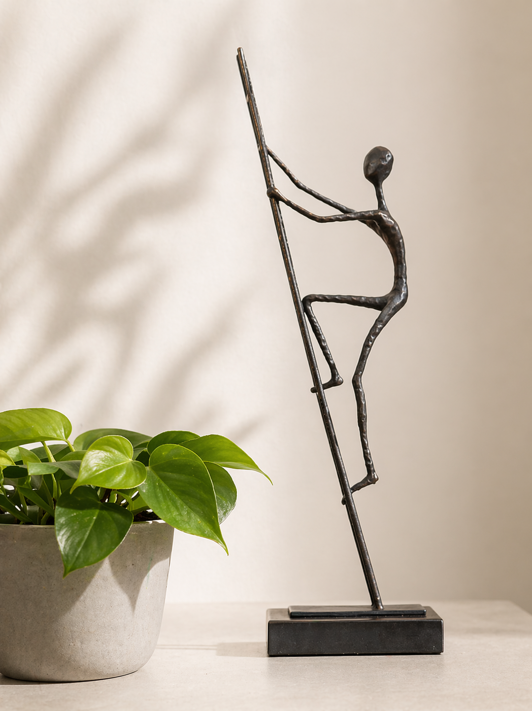 Escultura Hombre en la Escalera 18x10x53