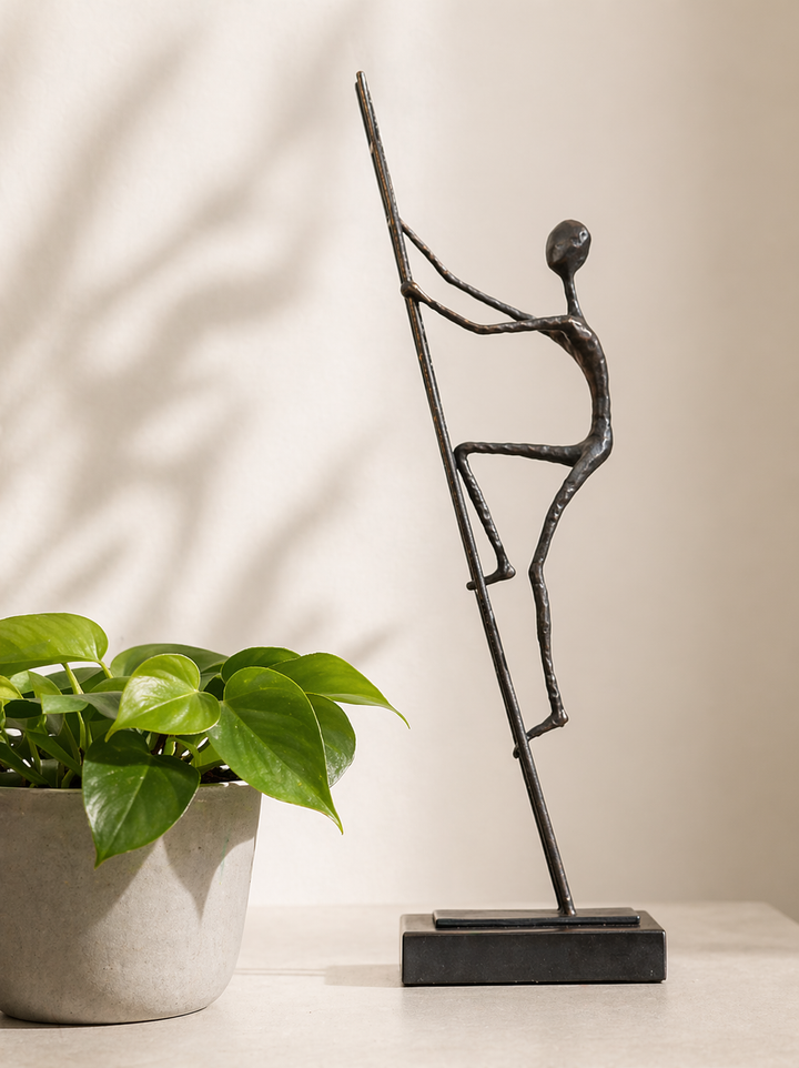 Escultura Hombre en la Escalera 18x10x53
