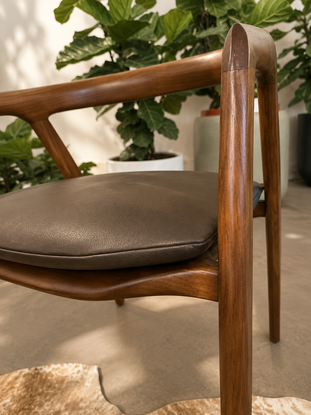 Sitial Cairo con cojín de cuero negro