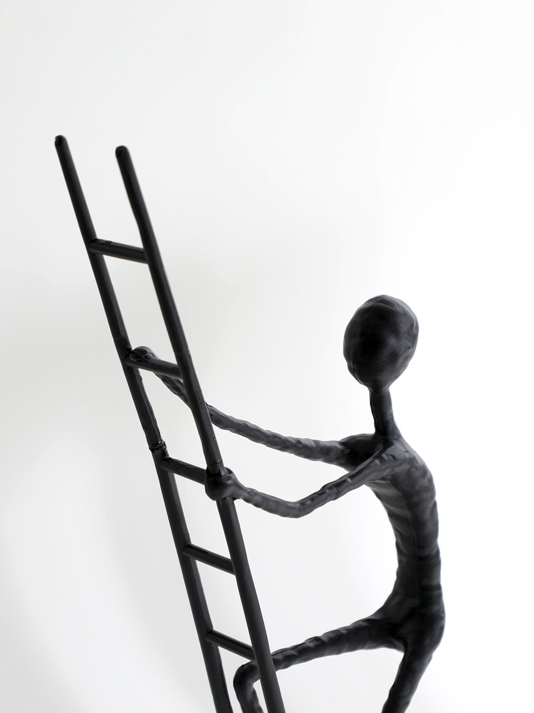 Escultura Hombre en la Escalera 18x10x53