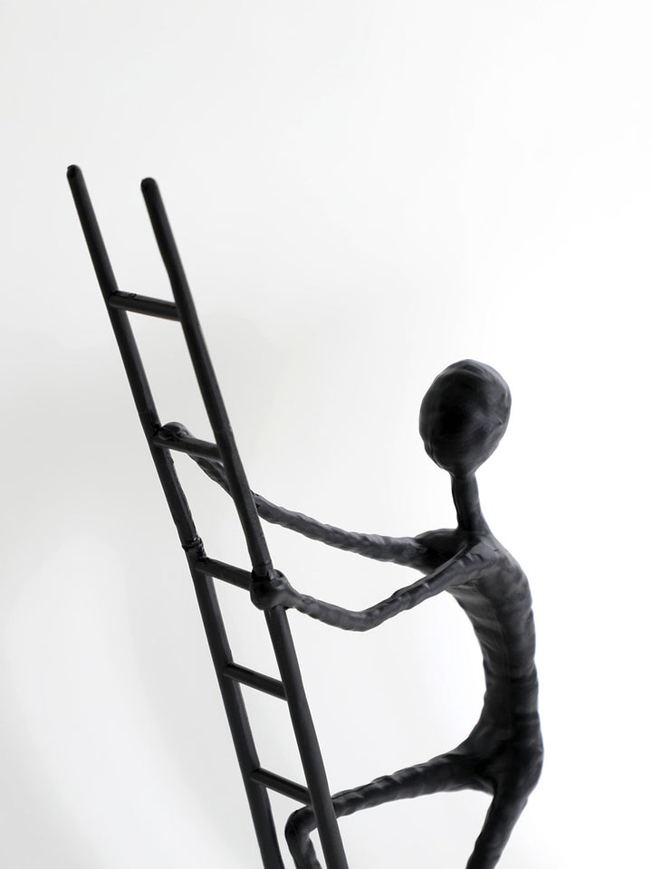 Escultura Hombre en la Escalera 18x10x53