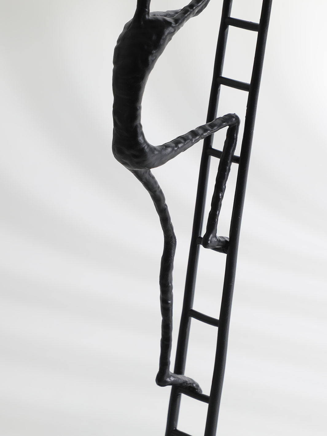 Escultura Hombre en la Escalera 18x10x53