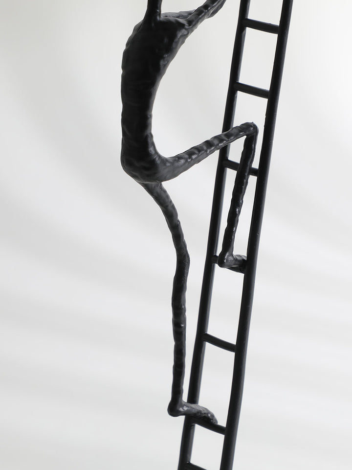 Escultura Hombre en la Escalera 18x10x53