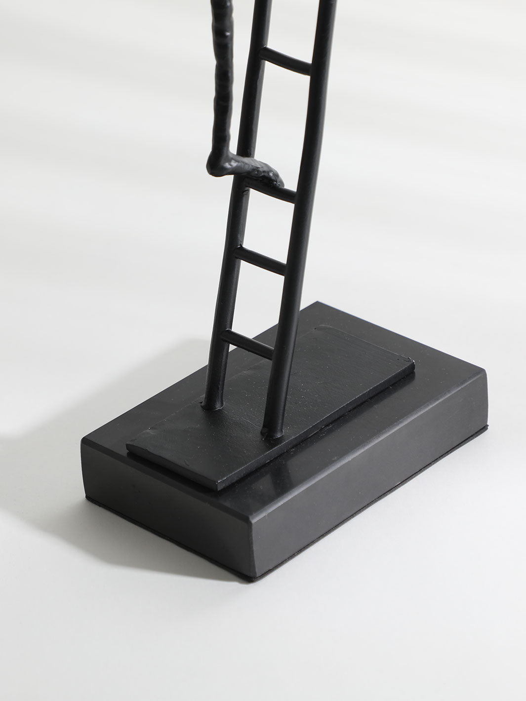 Escultura Hombre en la Escalera 18x10x53