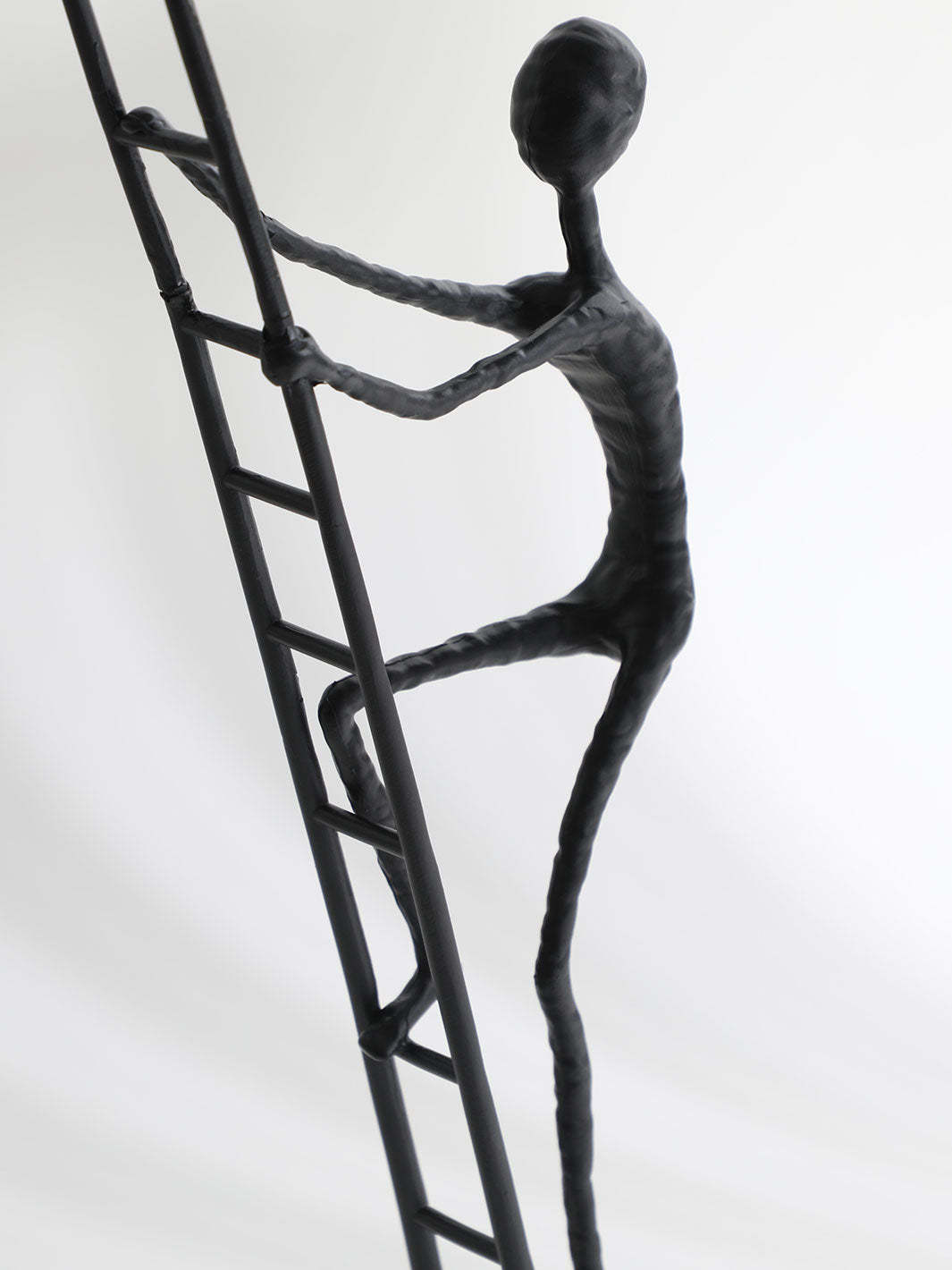 Escultura Hombre en la Escalera 18x10x53