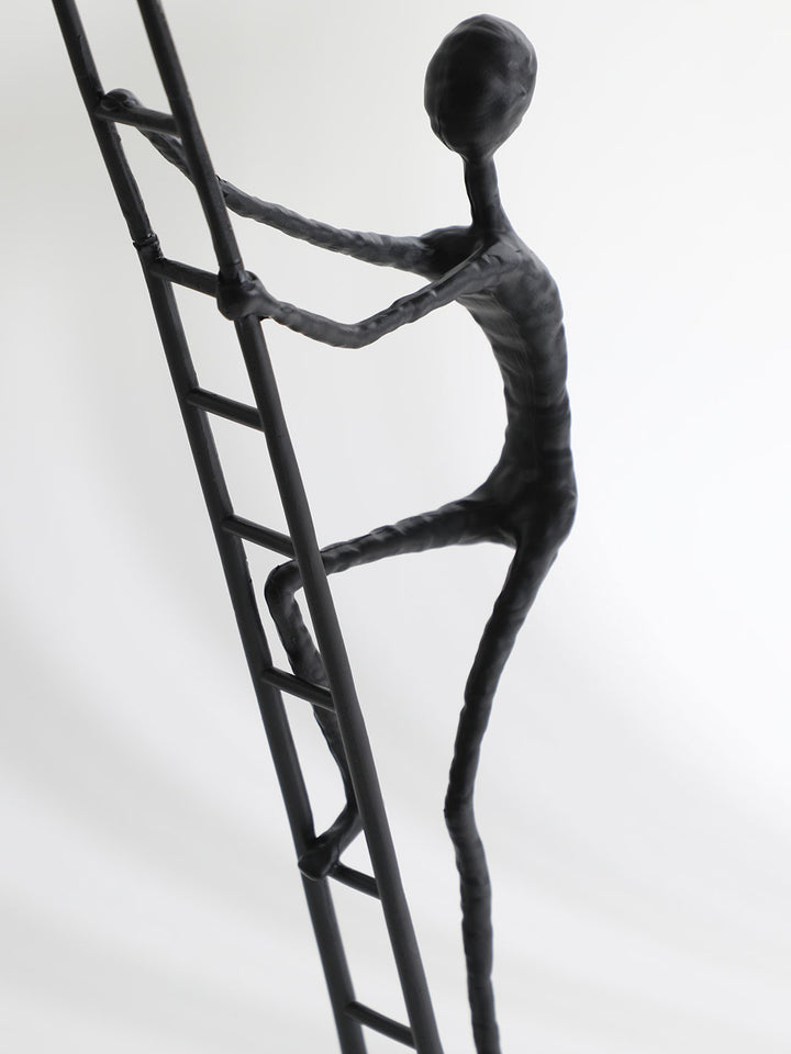 Escultura Hombre en la Escalera 18x10x53