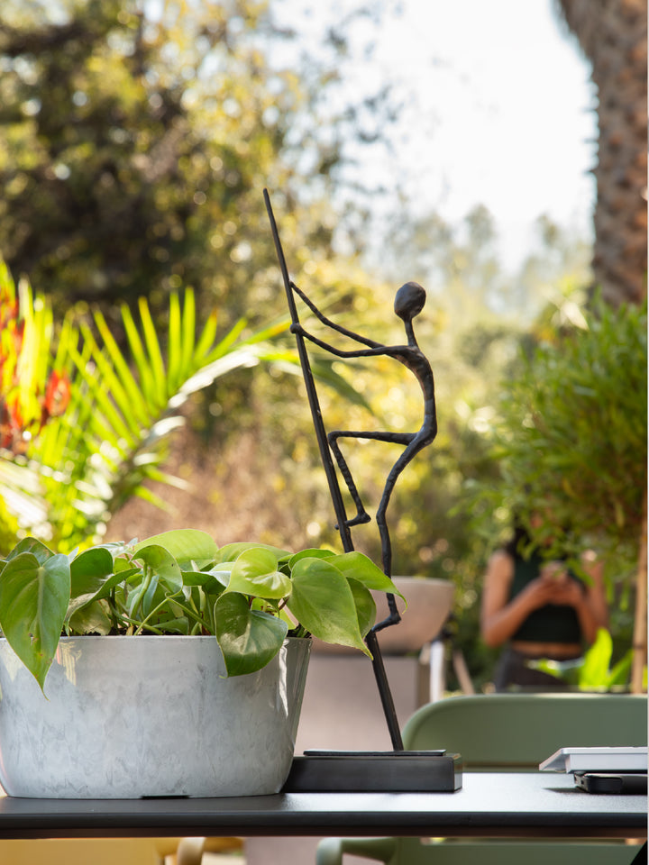 Escultura Hombre en la Escalera 18x10x53