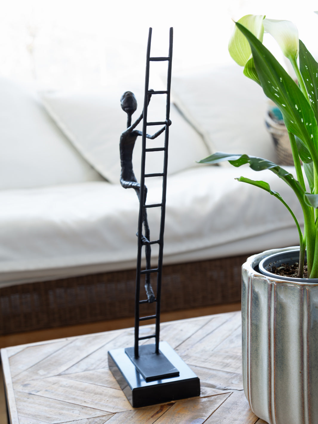 Escultura Hombre en la Escalera 18x10x53