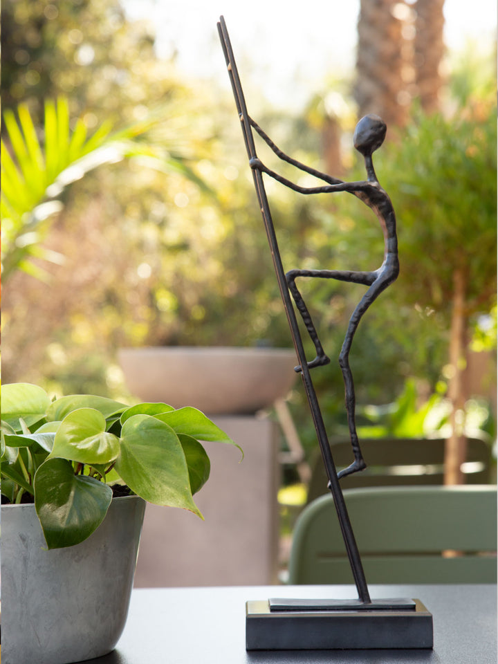 Escultura Hombre en la Escalera 18x10x53