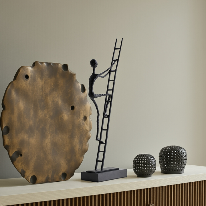Escultura Hombre en la Escalera 18x10x53